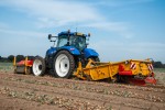 New-Holland-T-210-+-Samon-(Uien-rooien,-Roost,-30-08-2015)-(20-van-60).jpg