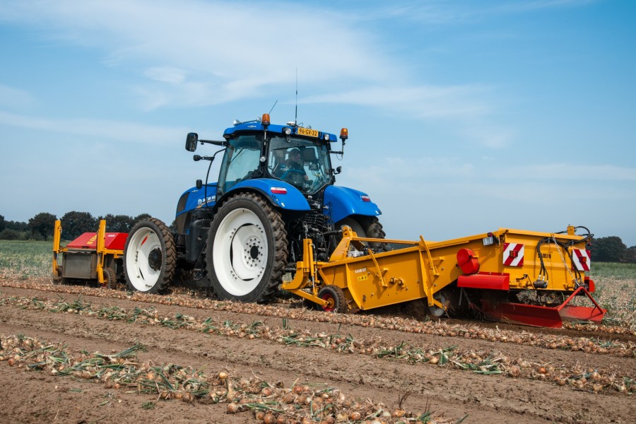 New-Holland-T-210-+-Samon-(Uien-rooien,-Roost,-30-08-2015)-(20-van-60).jpg