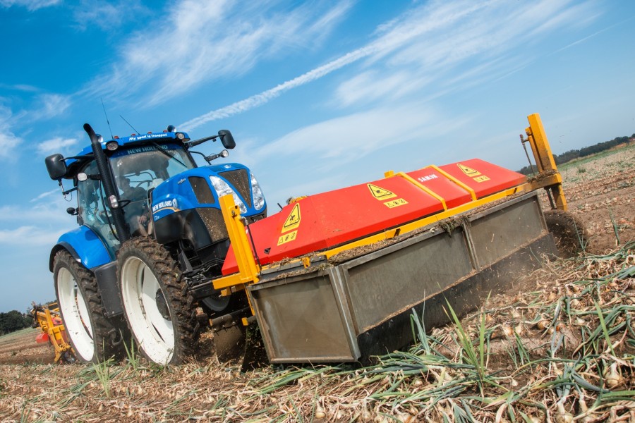 New-Holland-T-210-+-Samon-(Uien-rooien,-Roost,-30-08-2015)-(31-van-60).jpg